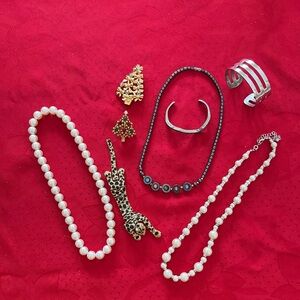 Elegant Pearl and Gold Jewelry Set